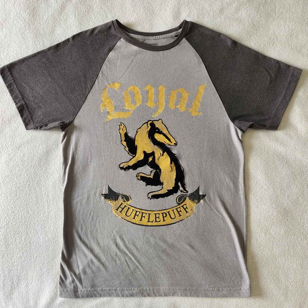 Harry Potter Hufflepuff Loyal Badger T Shirt size Medium Preowned Great Cond